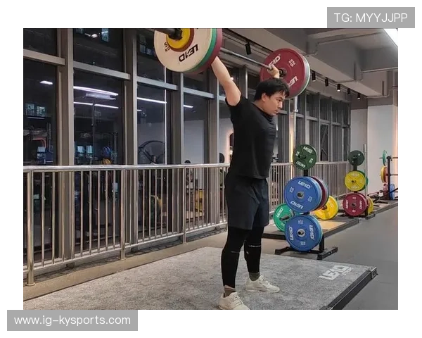 举重训练营编制家长教育手册规范陪伴方式，举重队训练视频